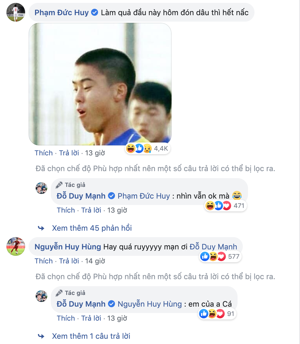 Xứng danh "Hoàng tử" Đức Huy, không cuộc vui nào là không có mặt. Anh chàng rất nhiệt tình tư vấn kiểu tóc đám cưới cho Duy Mạnh khiến người hâm mộ cười bò.