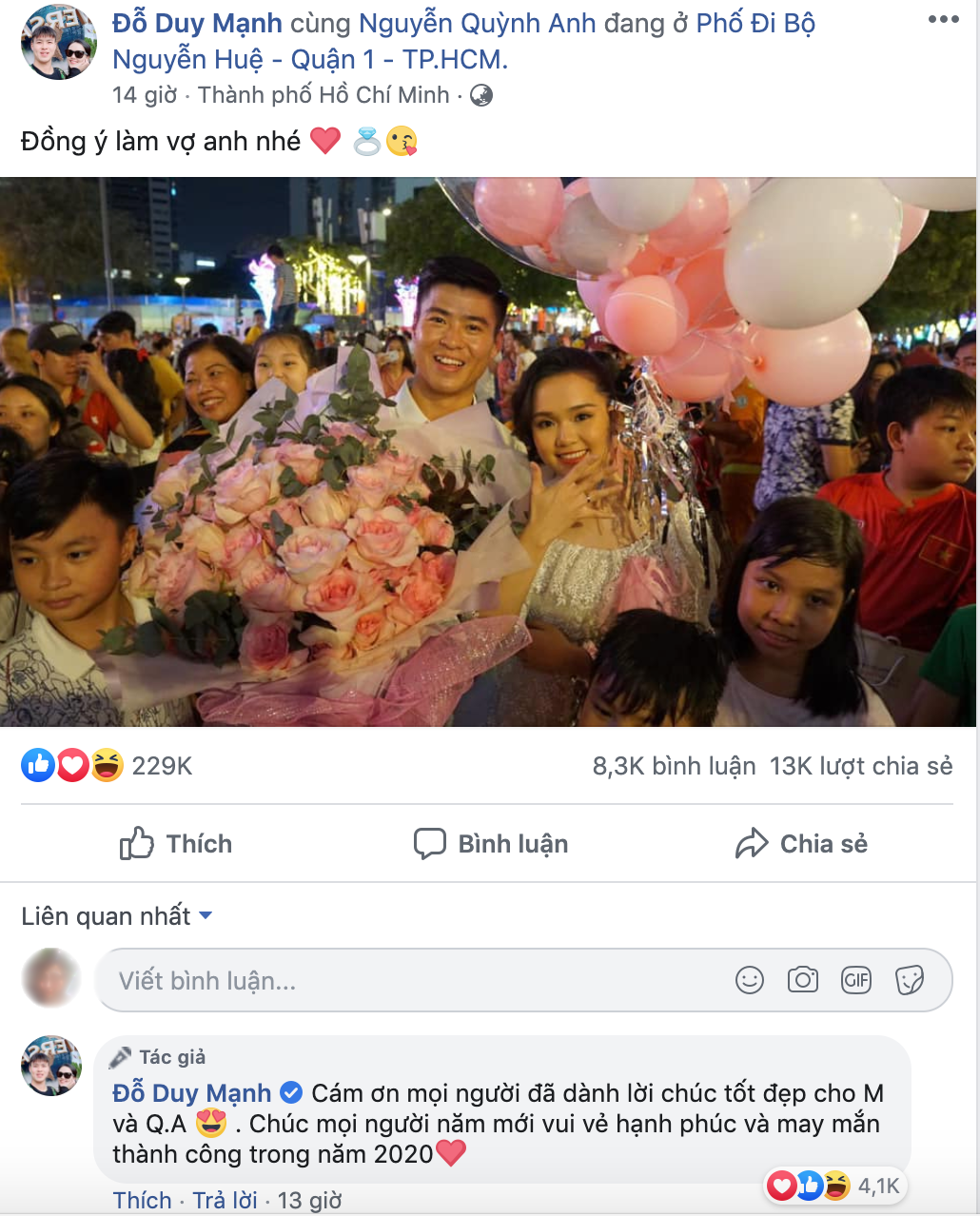 Trên trang cá nhân, tấm hình Duy Mạnh cầu hôn bạn gái nhận được số lượt tương tác khủng. Bên dưới phần bình luận, người hâm mộ gửi lời chúc mừng tới cặp đôi và dĩ nhiên, các đồng đội của nam cầu thủ cũng không đứng ngoài.