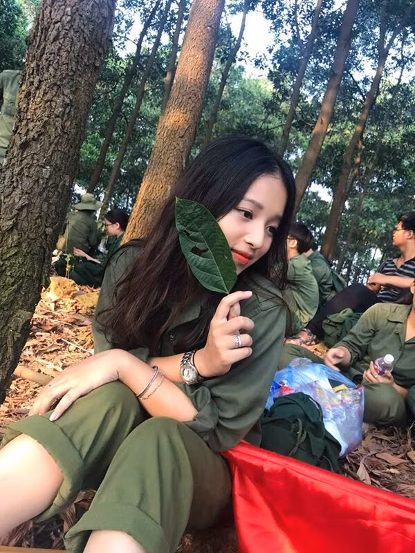 Sở hữu vẻ bề ngoài thanh thoát với nụ cười toát vẻ năng động, hình ảnh cô gái thanh niên xung phong thời hiện đại được đăng tải trên nhiều fanpage mạng xã hội.