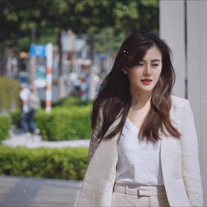 Cô sinh viên này luôn là tấm gương sáng trong cộng đồng sinh viên khi vừa xinh đẹp, học giỏi lại năng nổ trong các hoạt động.