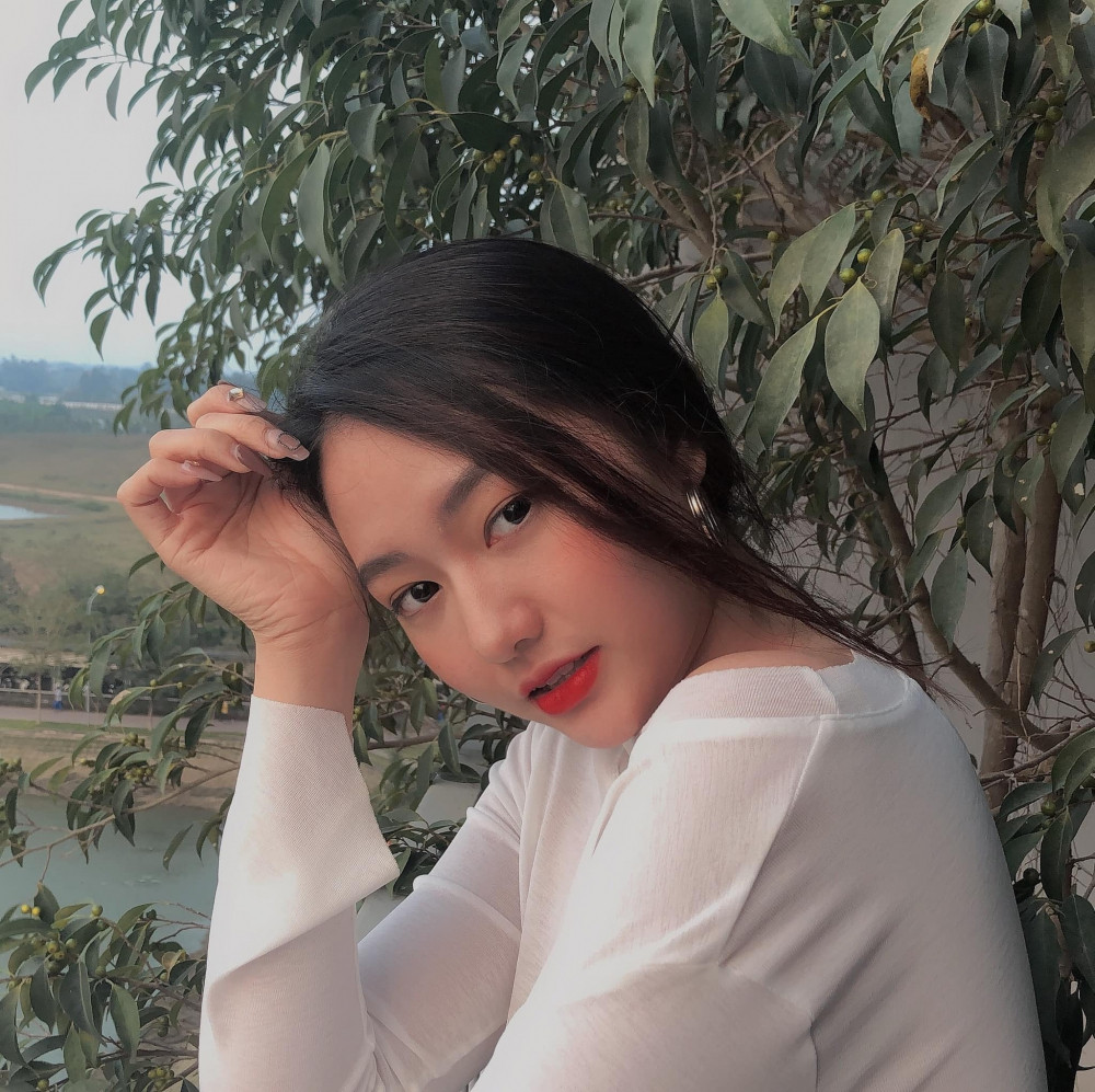 Nguyễn Bảo Ngọc là gương mặt không còn xa lại trong số những hot girl Đại học FPT. Hiện tại cô nàng đang theo học ngành Thiết kế đồ hoạ và từng đạt danh hiệu Hoa khôi Đại học FPT 2018.