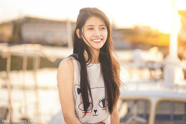 Một cô nàng nữa cũng được chú ý tại ngôi trường này là Phạm Hoàng Thu Uyên được cư dân mạng tìm kiếm nhiều nhất sau khi bức ảnh ngủ gật trên xe khách được chia sẻ rầm rộ trên mạng.