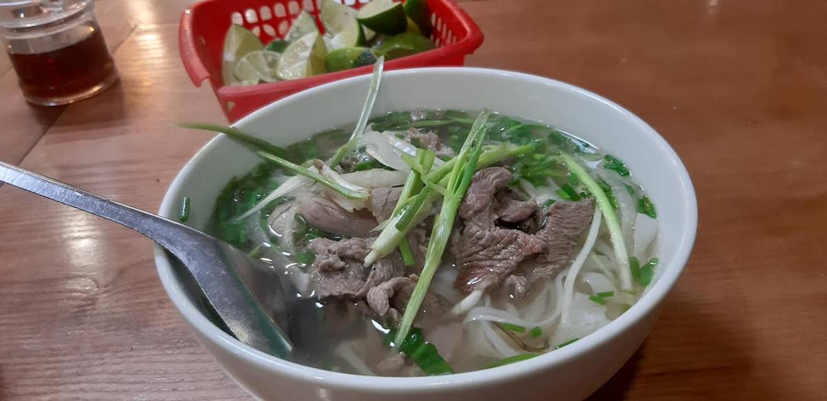 Sáng sớm ngày 23/4, Hà Nội có mưa khá lớn thế nhưng các quán phở vẫn đông đúc. Thế mới biết tinh thần ăn uống bất chấp thời tiết là như thế nào.