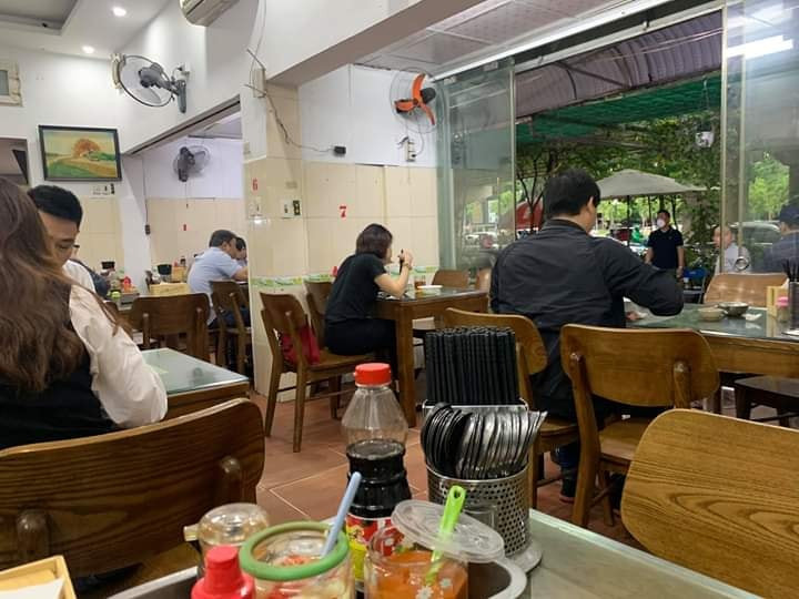 "Cả tháng nay mình đi ngủ cũng nằm mơ được ăn phở, nhớ hơn nhớ người yêu. Biết hết lệnh cách ly, mình dậy sớm, ăn mặc bảnh bao đi ăn bát phở, đúng là dịp trọng đại", "Cuối cùng cơn nghiện cũng được giải quyết rồi, cảm ơn tất cả mọi người đã chống dịch thành công để tôi được đi ăn phở" - Dân mạng hài hước bình luận.