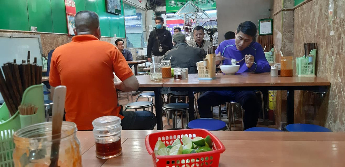 Người ăn phở hầu hết vẫn giữ khoảng cách an toàn, mỗi người một bàn và sử dụng khẩu trang trừ lúc ăn.