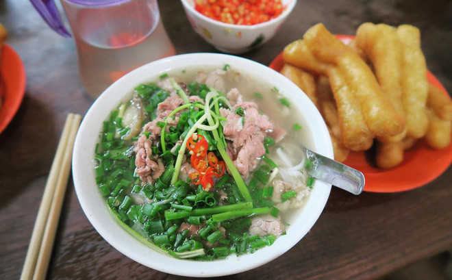 Thời tiết lành lạnh được ăn một bát phở nóng hổi, ngọt lịm từ thịt và xương thì còn gì bằng.