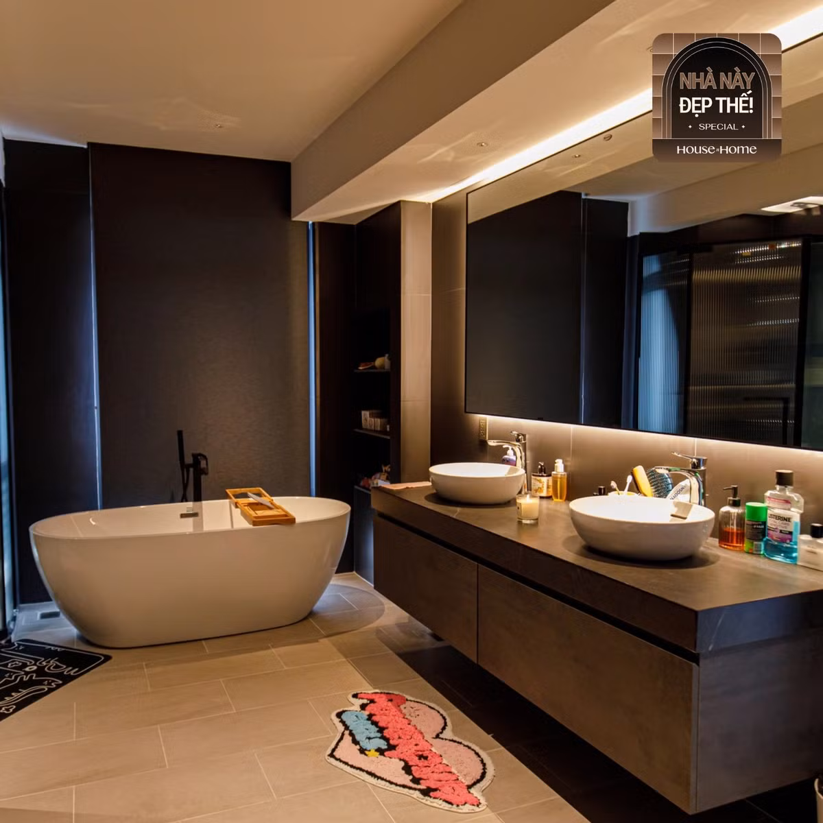 Phòng tắm cực rộng với bồn tắm cỡ lớn để cả 2 có thể thư giãn sau những ngày công việc bận rộn.