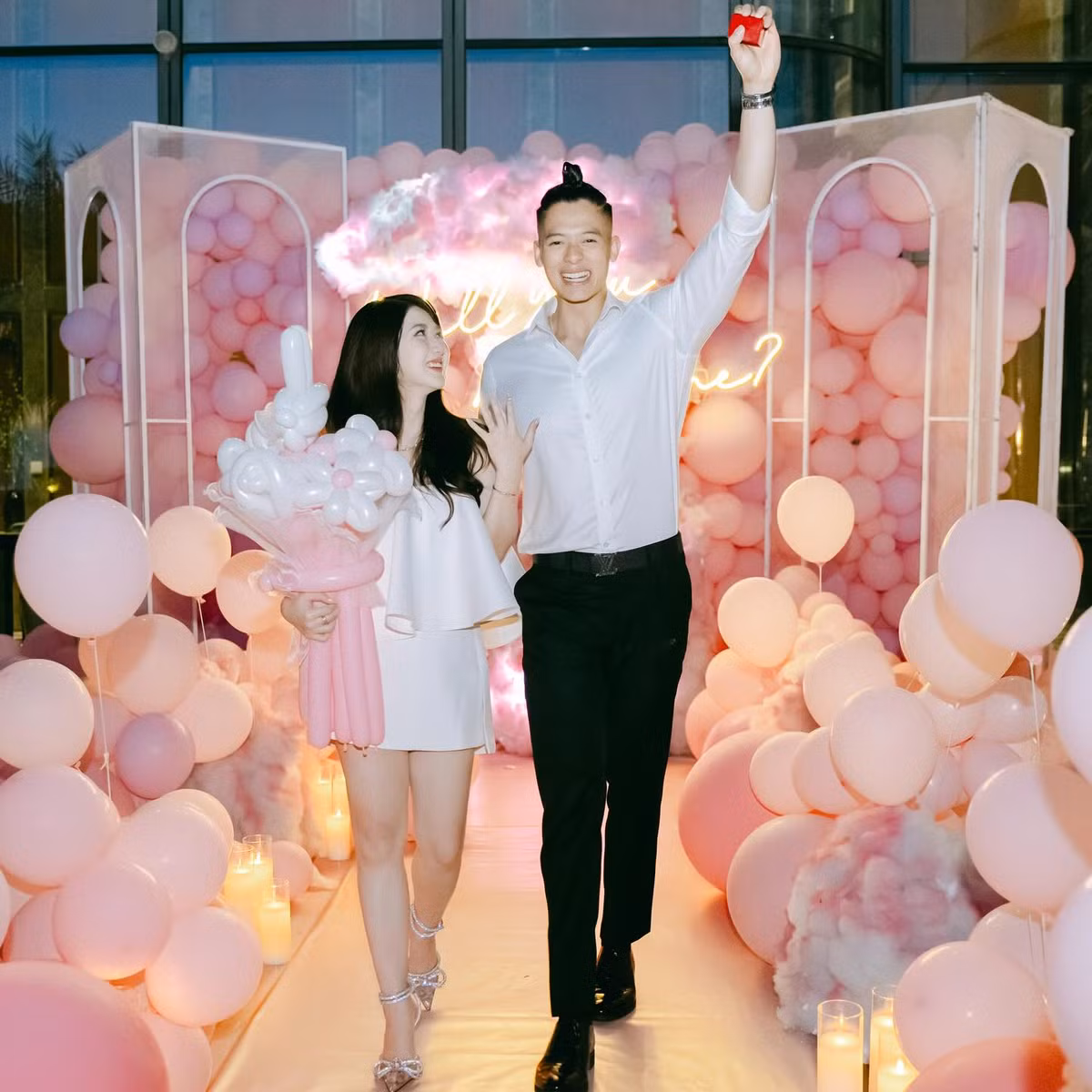 Trí "thịt bòa" đã đăng tải video ghi lại khoảnh khắc hạnh phúc kèm thông báo: "She said yes!" sau khi cầu hôn thành công bạn gái.