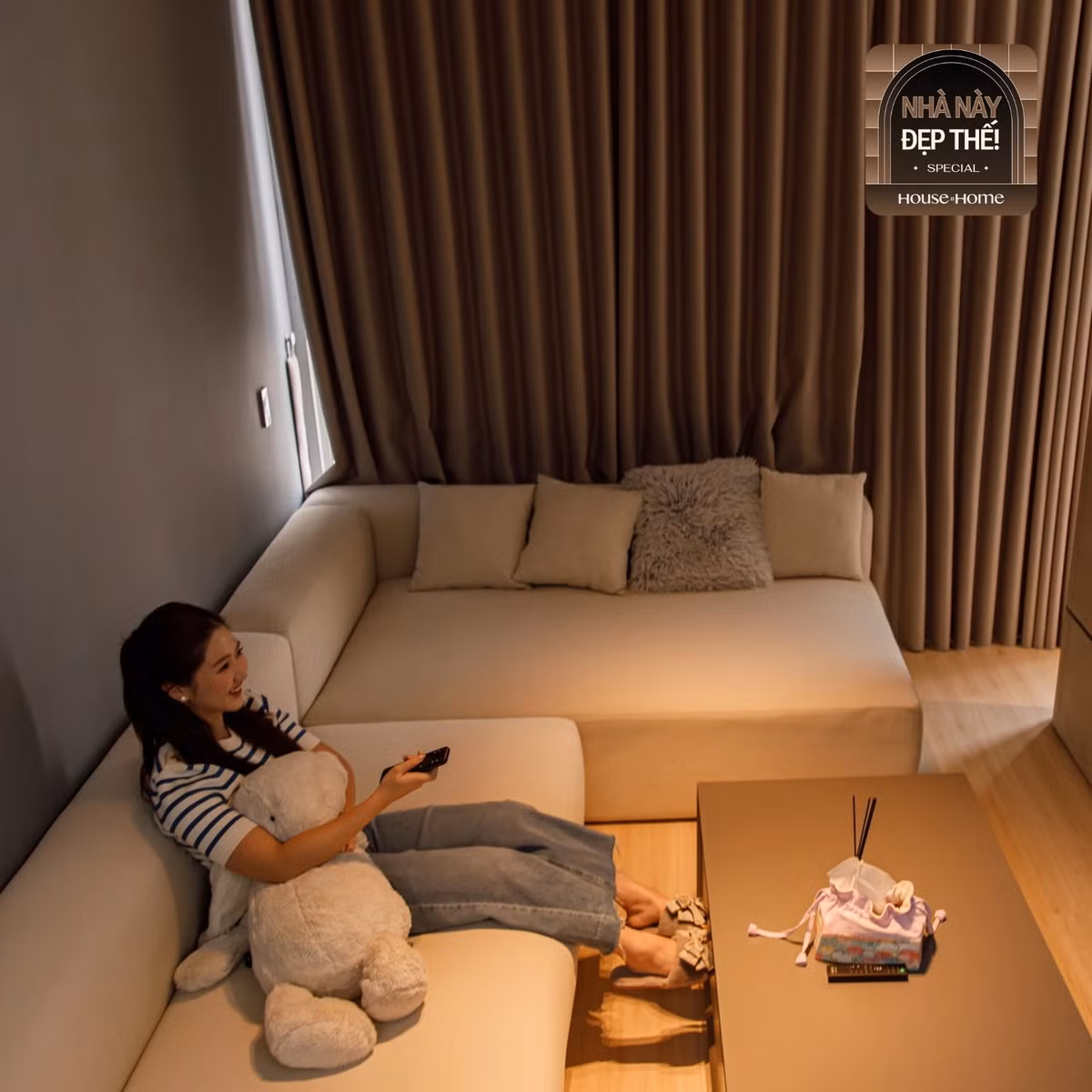 Tầng 2 có phòng làm việc, phòng khách với chiếc sofa cực lớn, phòng ngủ master, phòng tắm và tủ đồ của cặp đôi. Tất cả các khu vực đều được chia thành 2 nửa rất rõ ràng cho cả 2 người.