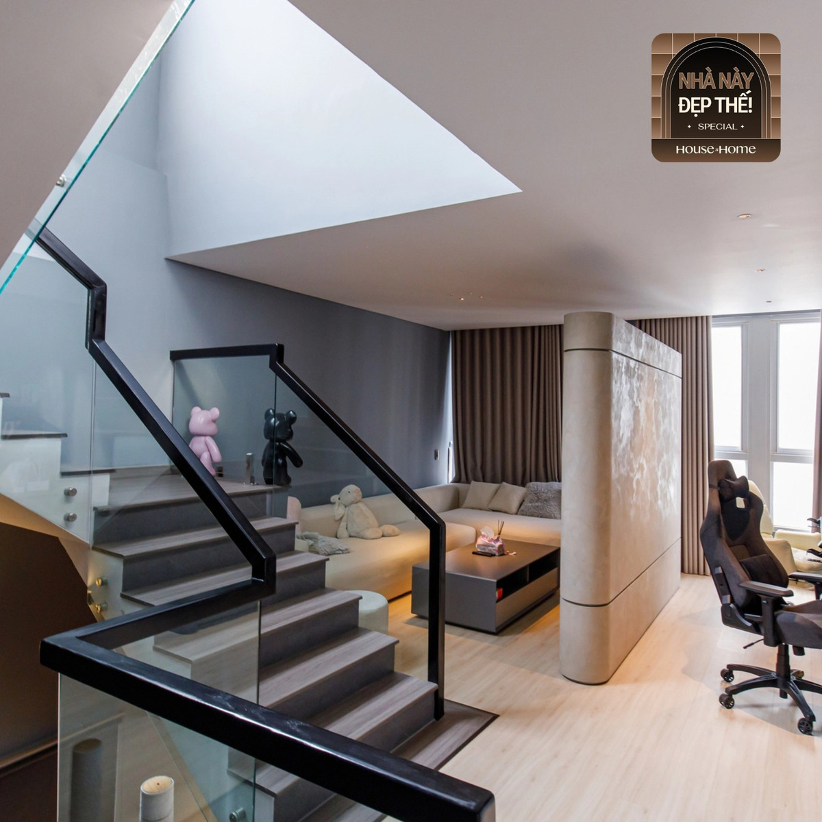 Cặp đôi hiện đang sống trong một penthouse trị giá 11 tỷ có 3 tầng với tone màu xám khá hiện đại.