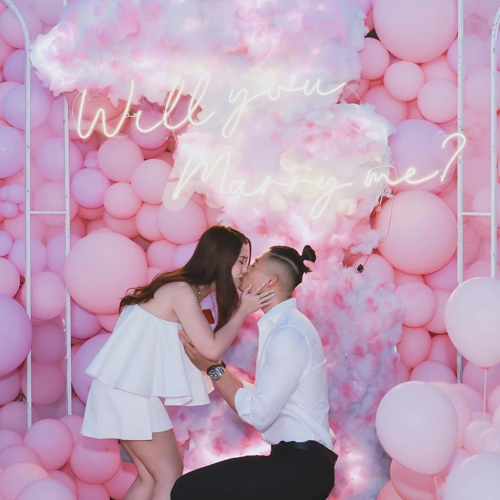 Còn Hà My (SN 1997, Hà Nội) là hot girl chơi thân cùng các beauty blogger (người có tầm ảnh hưởng trong lĩnh vực làm đẹp) như Chloe Nguyễn, Newyn Nguyên… Mới đây cặp đôi khiến nhiều người bất ngờ với màn cầu hôn lãng mạn.