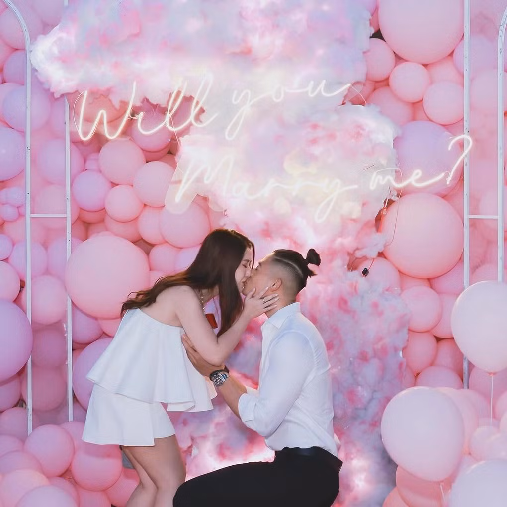 Còn Hà My (SN 1997, Hà Nội) là hot girl chơi thân cùng các beauty blogger (người có tầm ảnh hưởng trong lĩnh vực làm đẹp) như Chloe Nguyễn, Newyn Nguyên… Mới đây cặp đôi khiến nhiều người bất ngờ với màn cầu hôn lãng mạn.