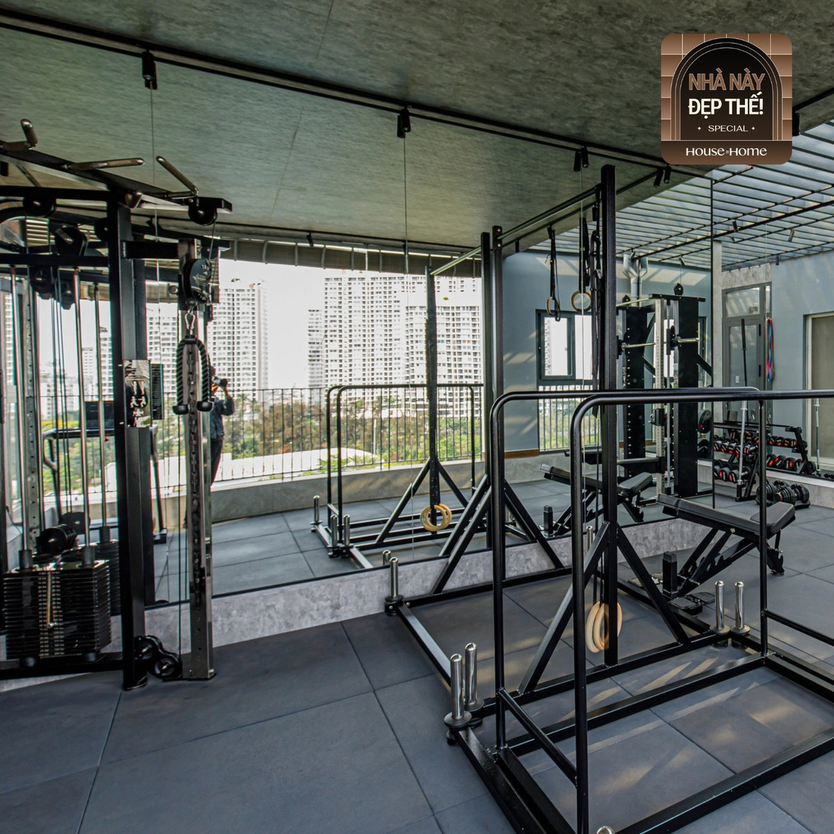 Là 1 người đam mê với bộ môn gym, Trí thiết kế cho mình hẳn 1 khu tập luyện ngay tại gia.