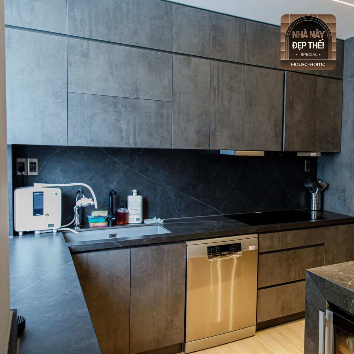 Khu bếp được thiết kế tone xám trầm tạo cảm giác sang trọng.