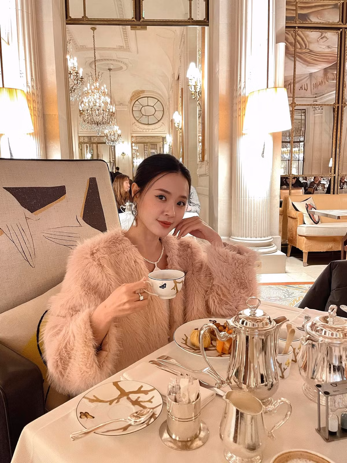 Chia sẻ về việc tổ chức đám cưới, Midu cho biết: “Vào một ngày đặc biệt, bạn sẽ vừa vặn gặp được một người, để rồi mọi thứ từ đó cứ được an bài như định mệnh. Cuối cùng sau biết bao thử thách mà ông trời đặt ra, cô gái ấy cũng chờ đợi đến đúng ngày định mệnh của mình xuất hiện. Không sớm một bước, cũng không muộn một bước, vừa vặn trong ngàn vạn người. Em đã gặp một người thuộc về mình”.