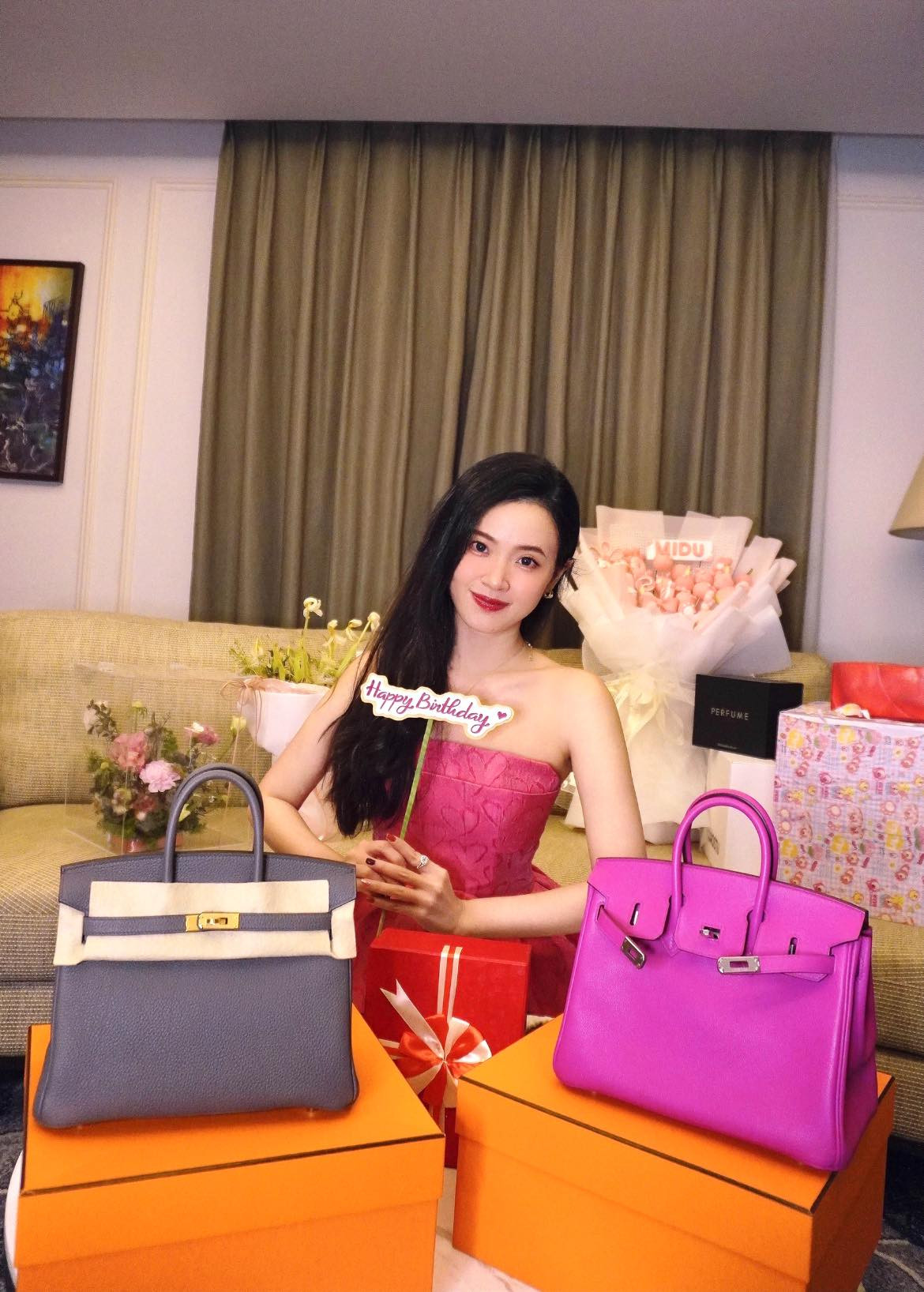 Dù nàng hot girl đã khéo léo giấu đi danh tính người chồng, tuy nhiên nhiều người hâm mộ đã tìm ra danh tính vị hôn phu của Midu. Với những tiết lộ nho nhỏ từ cô nàng, netizen đã đồn đoán chồng sắp cưới của Midu là con trai cưng của Chủ tịch hội đồng quản trị một công ty cổ phần có tiếng tại Việt Nam. Hiện tại, người này đảm nhận vị trí Giám đốc vận hành chi nhánh tại Mỹ của công ty gia đình. Tuy nhiên, Midu vẫn chưa lên tiếng chính thức, cô mong khán giả chờ thêm một thời gian để cô thu xếp chuyện cá nhân và sẽ sớm giới thiệu về "nửa kia" đến người hâm mộ.