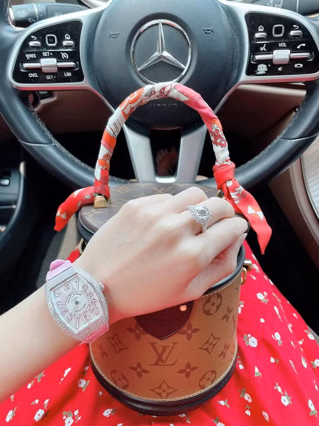 Không hề quá khi nói rằng Midu là đại gia của chính mình, khi cô tỉnh thoảng "flex" nhẹ những món đồ hiệu cực kỳ có giá trị.