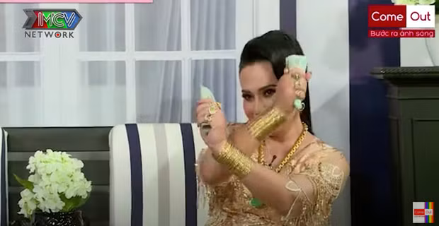 Cụ thể, trong một đoạn clip được dân mạng chia sẻ, cô Minh Hiếu người đeo đầy vàng, cầm hai cọc tiền múa may rồi nói: ""Có tiền mới đi đường quyền được", "Cầm nhiều tiền đi đường quyền nó cũng đẹp!". Đây chính là lý do, trào lưu "đi đường quyền" ra đời.