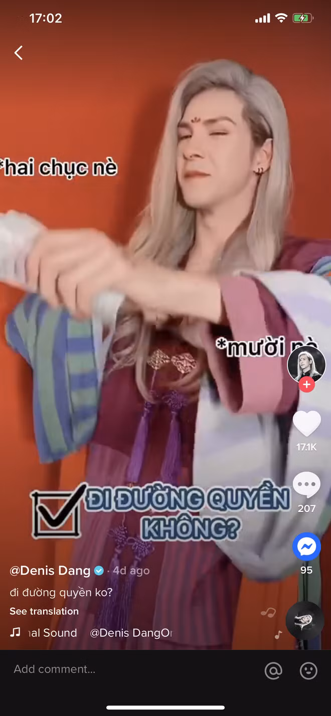 Denis Đặng không bỏ qua cơ hội "đi đường quyền". Anh còn cẩn thận diện trang phục cổ trang cho phù hợp với giống đang múa võ thật.