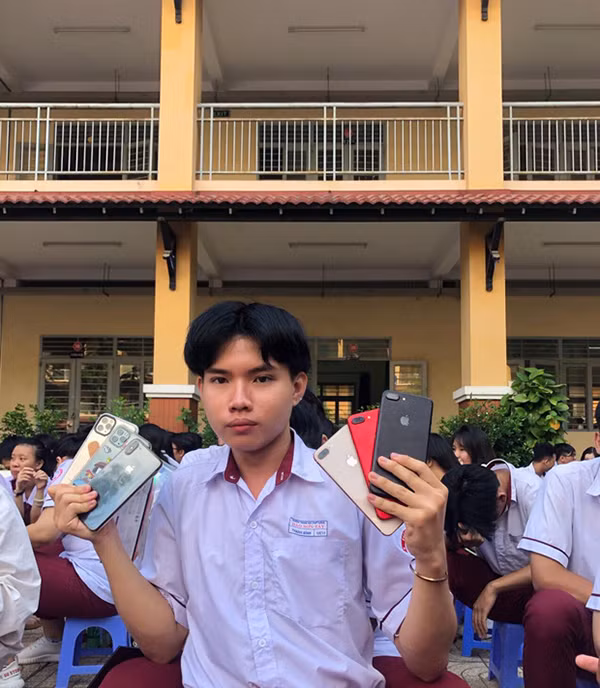 Nam sinh không "đi đường quyền" bằng tiền mà "đu" trend bằng loạt điện thoại đắt tiền khiến ai nấy đều phải trầm trồ.