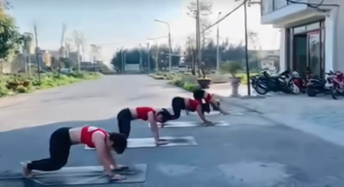 Thường yoga được tập ở nơi yên tĩnh, bởi bộ môn này cần có sự thư giãn về mặt tinh thần.
