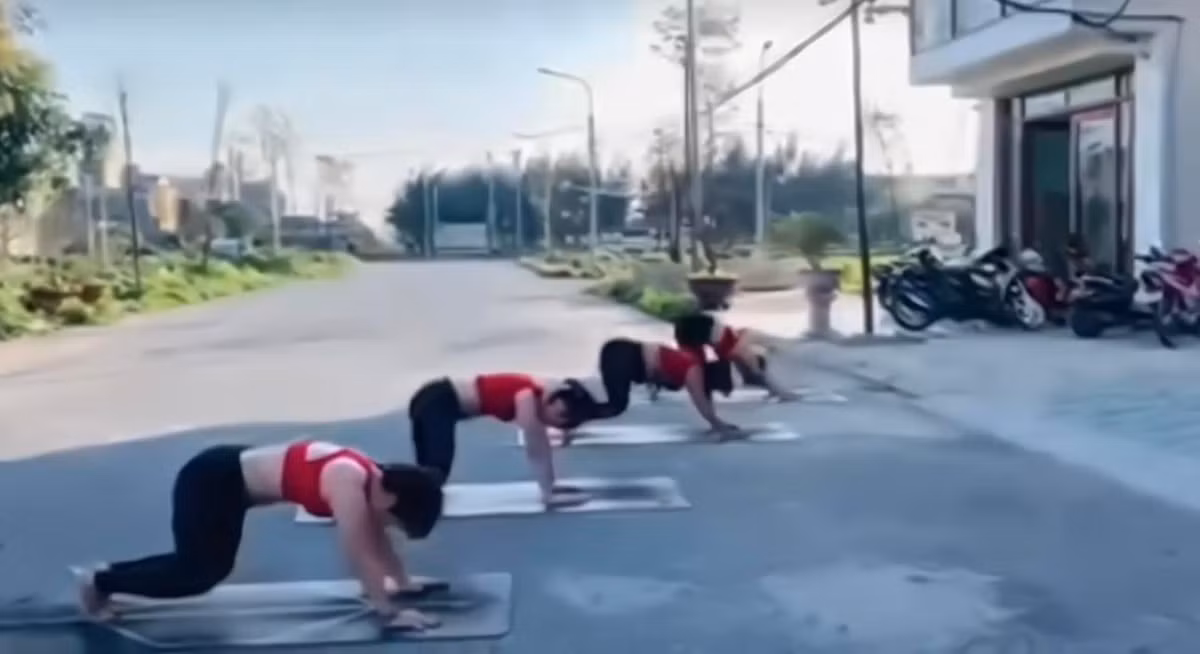 Thường yoga được tập ở nơi yên tĩnh, bởi bộ môn này cần có sự thư giãn về mặt tinh thần.