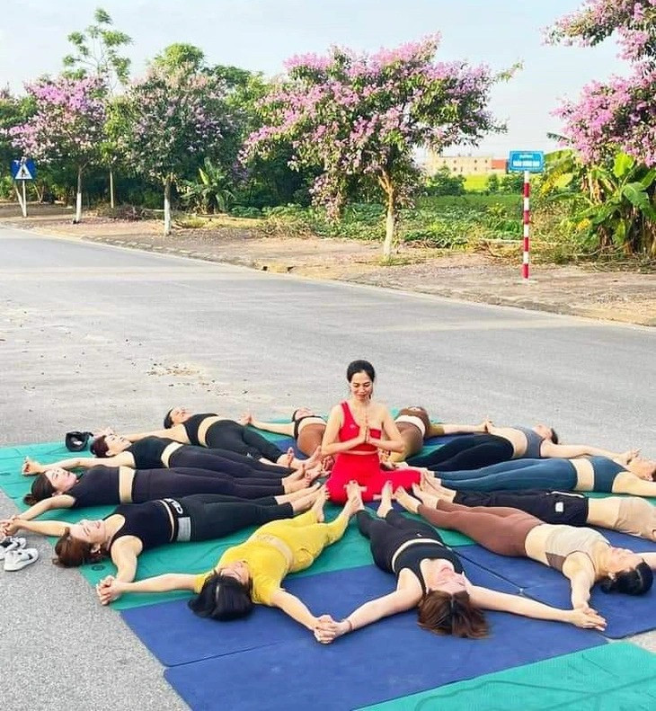 Thông tin chia sẻ trên mạng xã hội cho biết đây là một nhóm yoga và nơi chụp ảnh là đường Trần Hưng Đạo, đoạn thuộc thị trấn Thanh Nê, huyện Kiến Xương, Thái Bình.