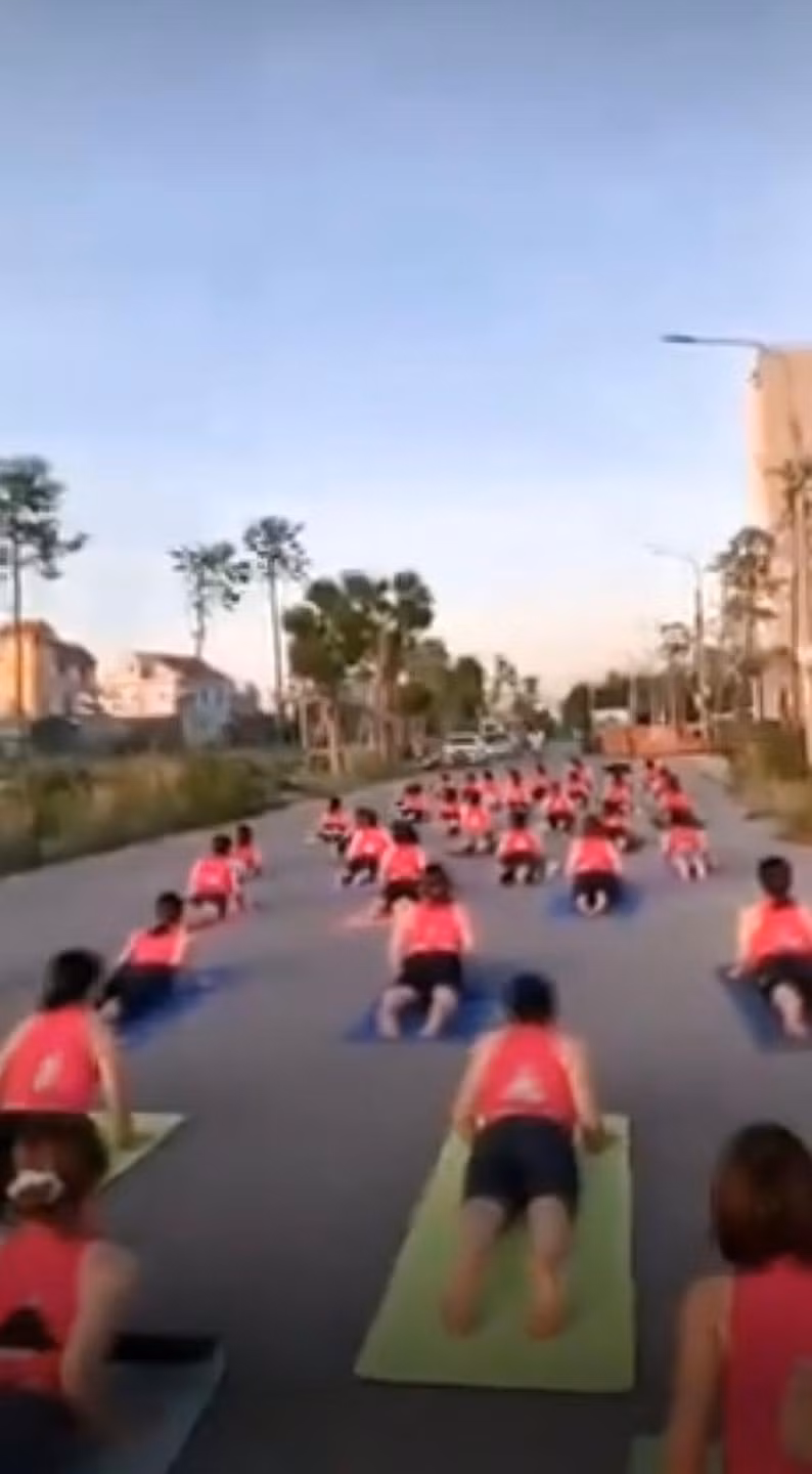 Ngay khi xuất hiện, nhiều người bình luận bày tỏ sự "ngán ngẩm" trước hành động này của nhóm phụ nữ, đồng thời đề nghị cơ quan chức năng có biện pháp xử lý nghiêm.