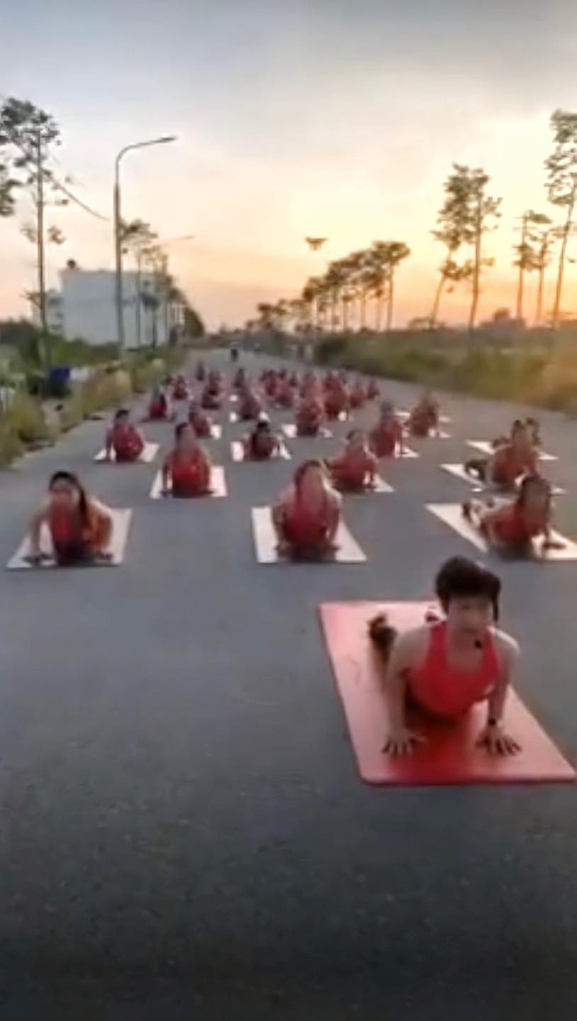 Nhiều người cũng đã đăng tải loạt video ghi lại cảnh các lớp yoga đang tập ở giữa đường khác.