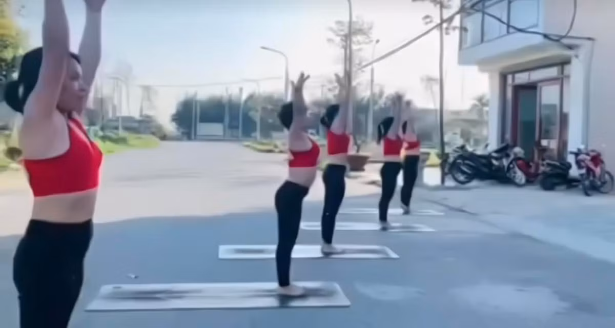Tập yoga là hệ thống các bài tập nhiều kỹ thuật giúp điều khiển được sự dẻo dai của cơ thể, nâng cao trí tuệ, sức khỏe và tìm được chân giá trị hạnh phúc.