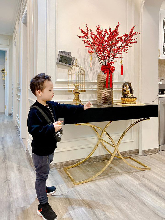 Mới đây, trên trang cá nhân, Ly Kute hạnh phúc khoe hình ảnh con trai cùng với dòng trạng thái rất đáng yêu: "Chưa được 4 tuổi đâu ông Tây ạ. Ra dáng lắm rùi. Hnay con về quê đi tảo mộ cụ con ạ".