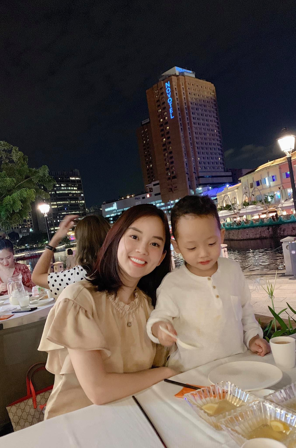 Khoai Tây chưa bao giờ vắng mặt trong những chuyến du lịch của mẹ. Chàng trai nhỏ chưa đầy 4 tuổi trở thành chỗ dựa vững chắc cho mẹ.