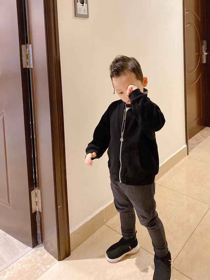 Trong ảnh, con trai Ly Kute được mẹ lên đồ cho diện một cây đen trông cực kỳ style. Cậu chàng có dáng đứng chững chạc y hệt những thanh niên mới lớn. Được thừa hưởng trọn nét đẹp của mẹ, Khoai Tây sở hữu nước da trắng, đôi mắt to cùng khuôn miệng chúm chím.