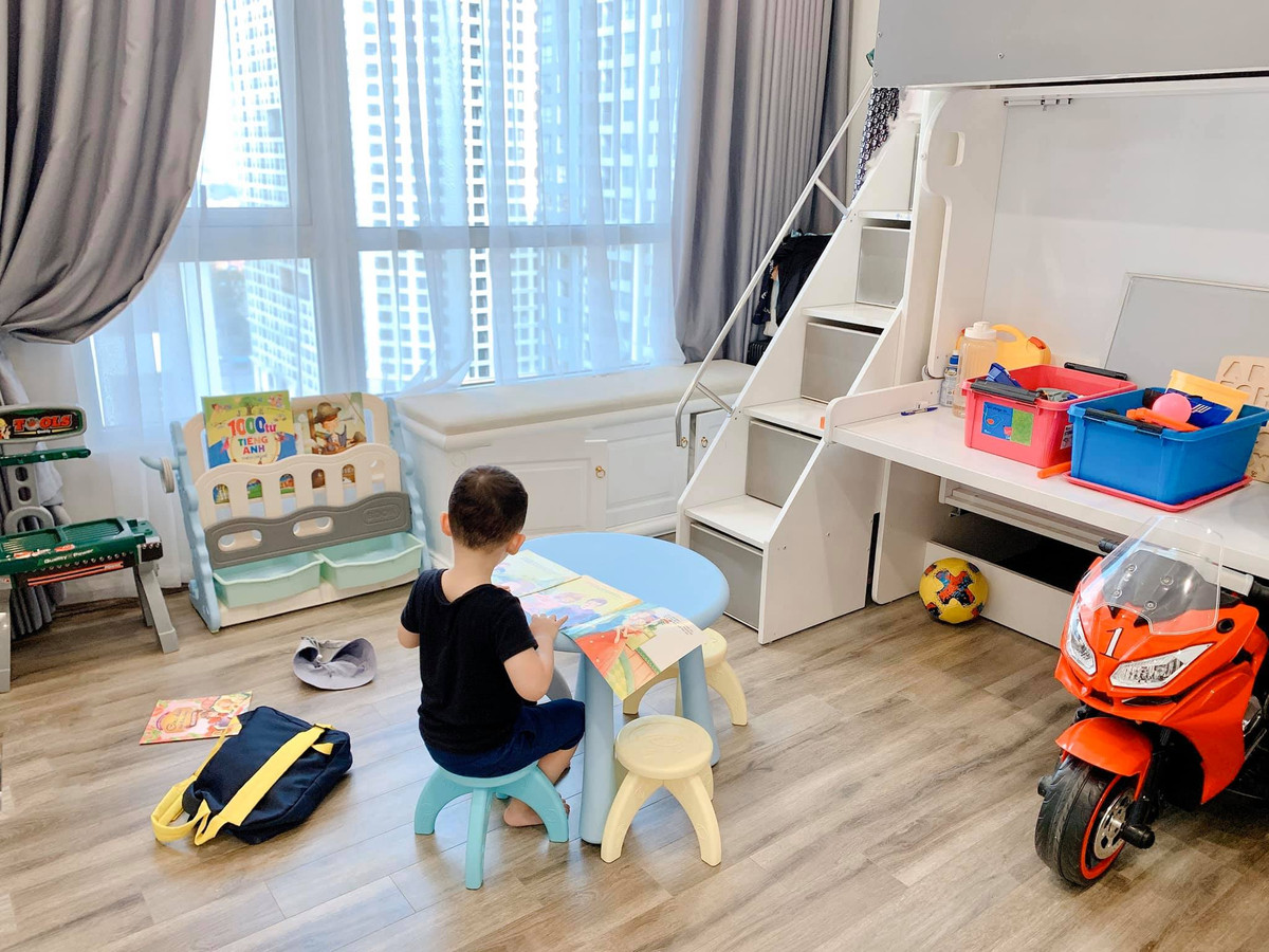 Mẹ kinh doanh phát đạt, Khoai Tây sống cuộc sống như hoàng tử, được mẹ chiều chuộng, mua đồ chơi, quần áo đắt tiền và được hưởng những dịch vụ tốt nhất.