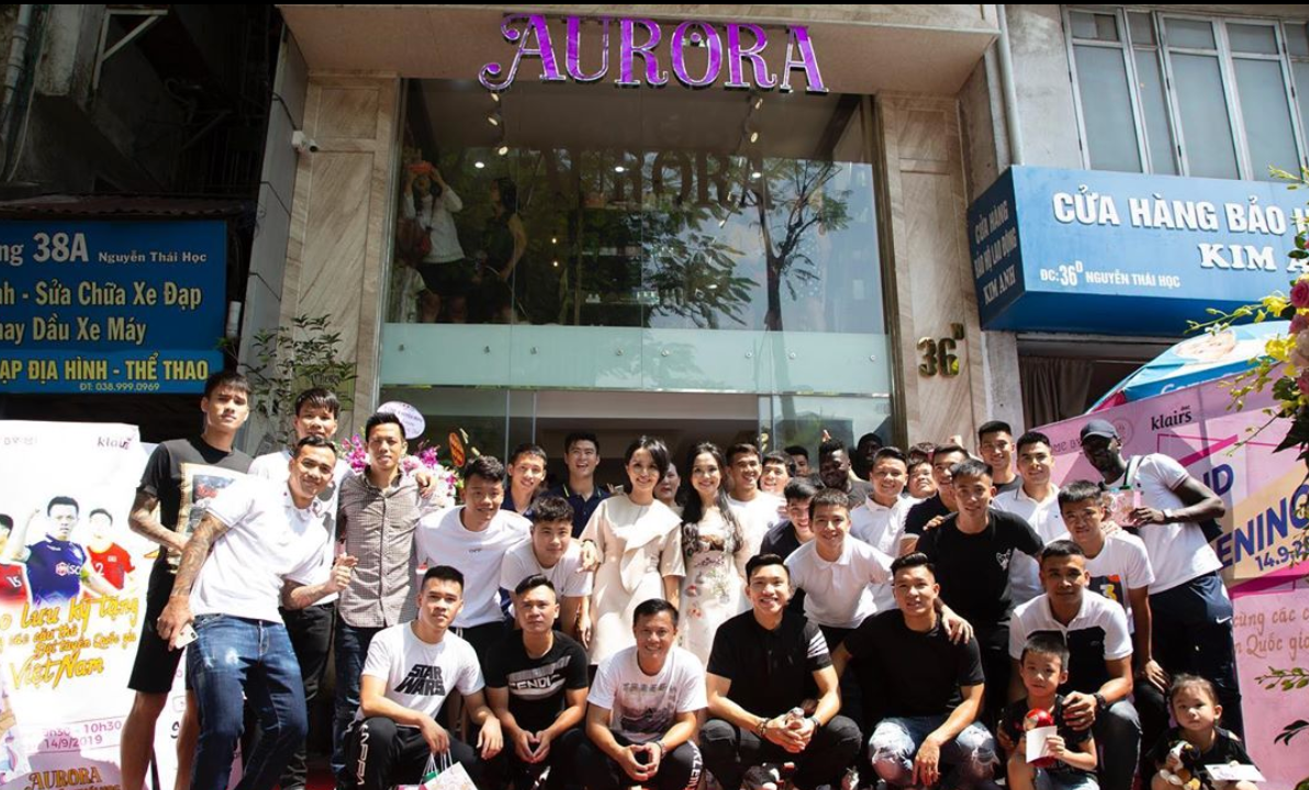 Bạn gái Duy Mạnh và chị gái cùng nhau mở một cửa hàng thời trang kinh doanh đồ ngủ tại Hà Nội. Cách đây không lâu, ra làm ăn thuận lợi nên Quỳnh Anh và chị gái mở rộng kinh doanh, chuyển sang cơ sở mới to và đẹp hơn. Ngày khai trương, rất đông các cầu thủ của CLB Hà Nội tới chúc mừng.