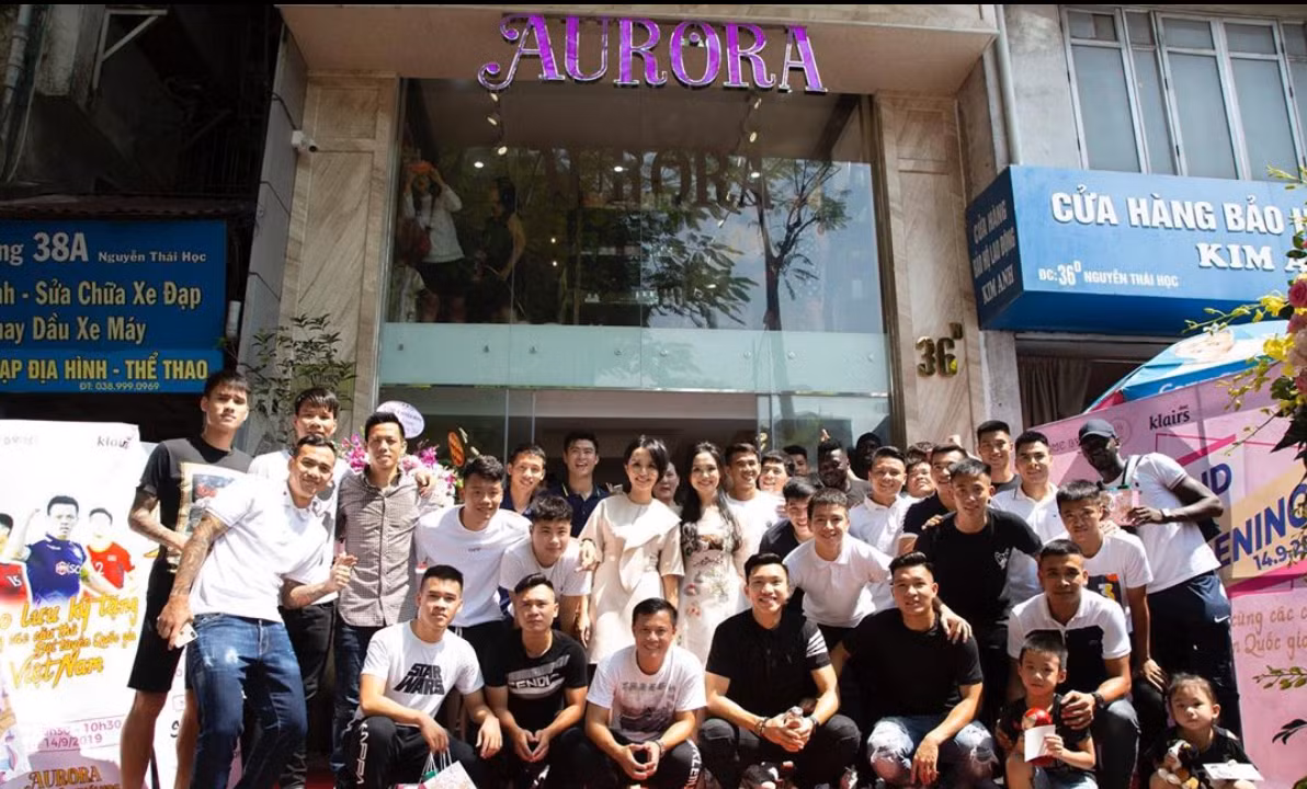 Bạn gái Duy Mạnh và chị gái cùng nhau mở một cửa hàng thời trang kinh doanh đồ ngủ tại Hà Nội. Cách đây không lâu, ra làm ăn thuận lợi nên Quỳnh Anh và chị gái mở rộng kinh doanh, chuyển sang cơ sở mới to và đẹp hơn. Ngày khai trương, rất đông các cầu thủ của CLB Hà Nội tới chúc mừng.