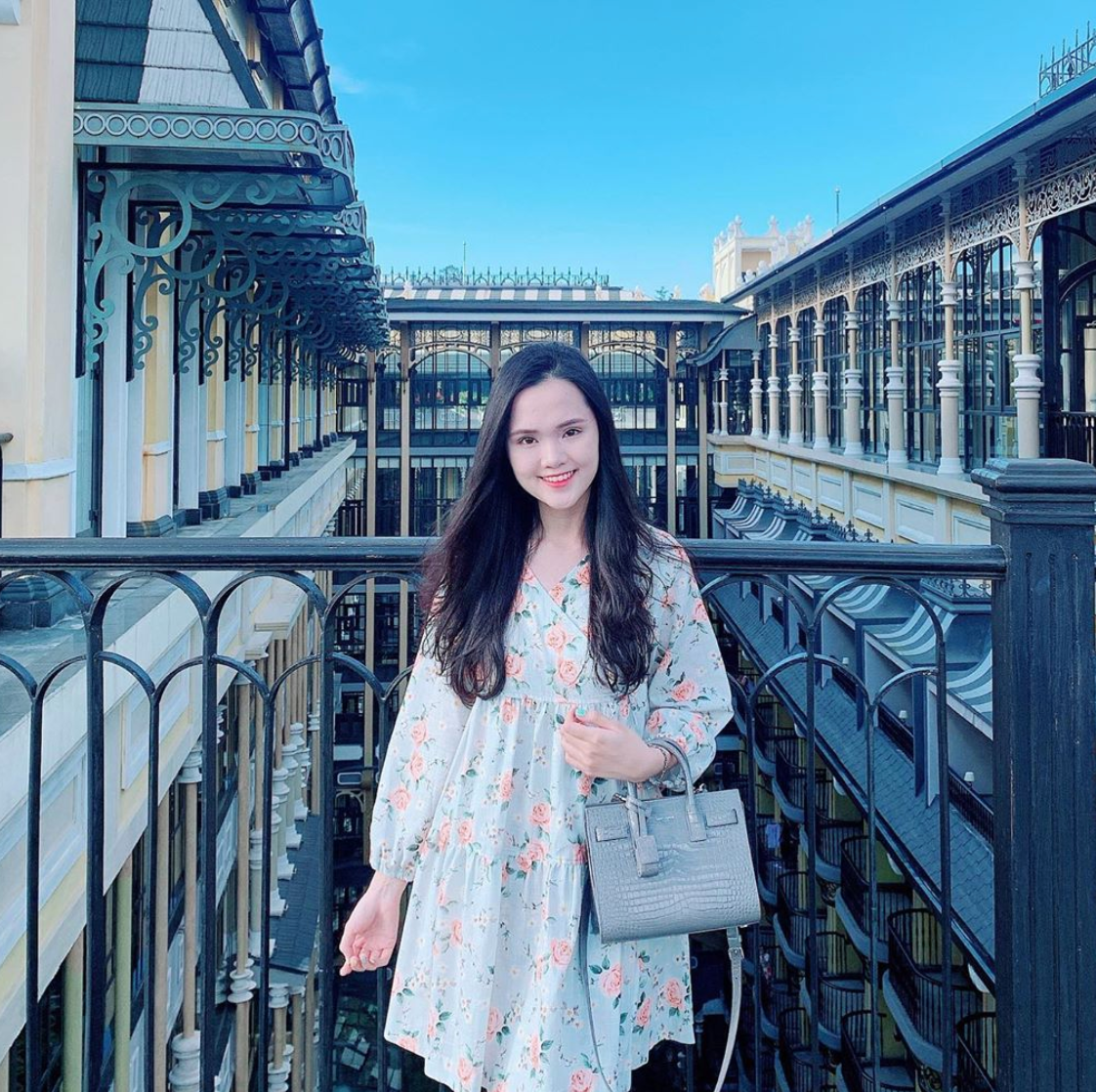 Quỳnh Anh sinh năm 1996, là con gái của cựu chủ tịch CLB Sài Gòn, cũng là em vợ của Văn Quyết (CLB Hà Nội). Sinh ra trong nhung lụa, Quỳnh Anh sở hữu khối lượng hàng hiệu khổng lồ.