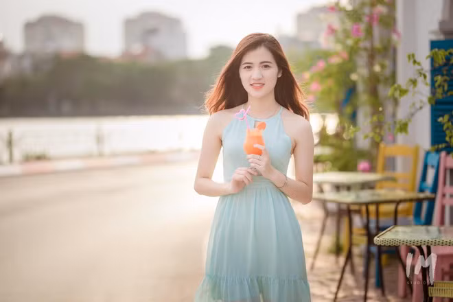 Chia sẻ với Zing, cô giáo trẻ cho biết: “Từ khi còn ngồi trên ghế nhà trường và nhận được sự quan tâm ân cần của thầy cô, mình rất yêu mến, ngưỡng mộ họ. Đó cũng là động lực để mình theo nghề sư phạm".