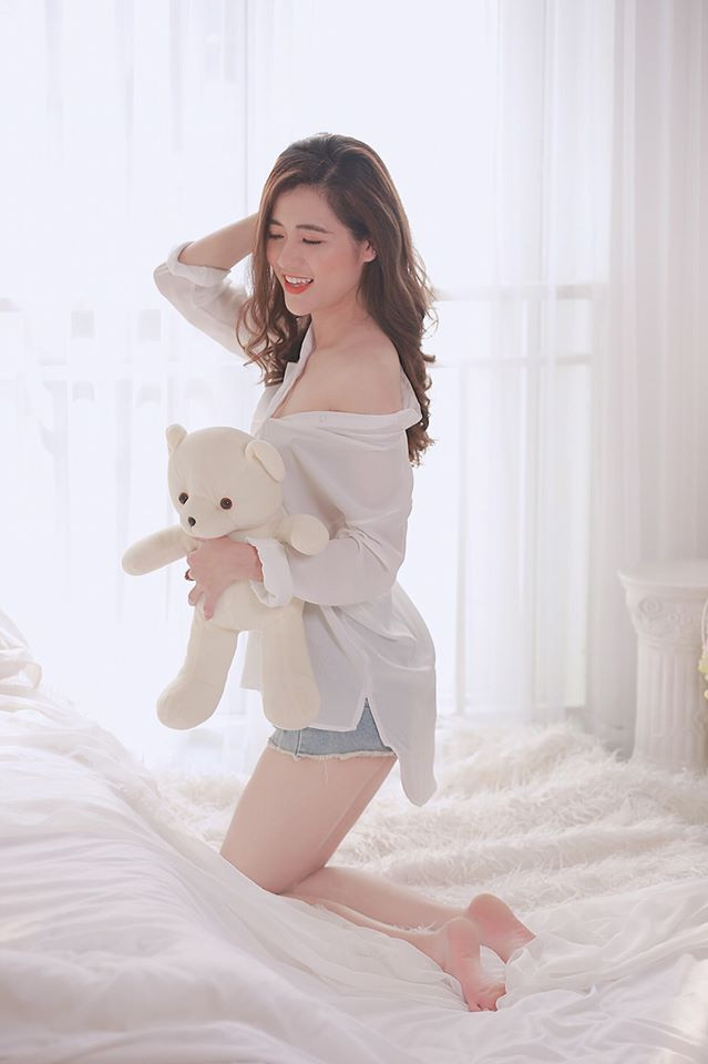 Thời gian đầu giảng dạy, Quỳnh gặp khá nhiều khó khăn. "Học sinh không nghĩ mình là giáo viên. Những ngày đầu, mình còn mất ngủ vì không biết sẽ nói gì với các em", cô nhớ lại.