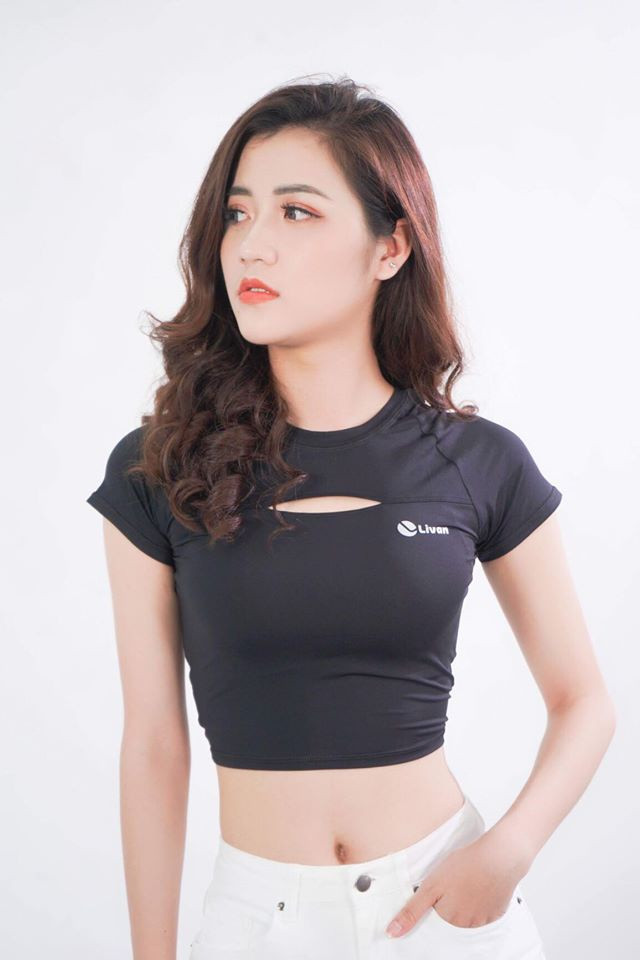 Quỳnh thừa nhận mình là giáo viên khá nghiêm khắc khi luôn rõ ràng giữa việc học và chơi. Chia sẻ về kỷ niệm đáng nhớ nhất, cô giáo trẻ kể ngay ngày đầu tiên đến trường, cô được học sinh tìm ra Facebook, sau đó thường xuyên “feedback” rằng: “Ước gì cô giáo trên lớp cũng hiền như ở ngoài”.