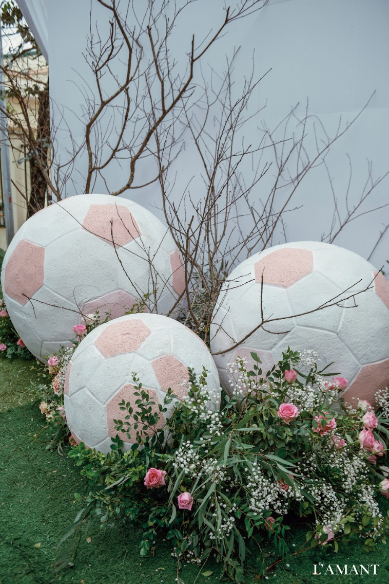 Tại tiệc cưới, những quả bóng khổng lồ được trang trí xung quanh tiệc cưới như lễ trao giải.