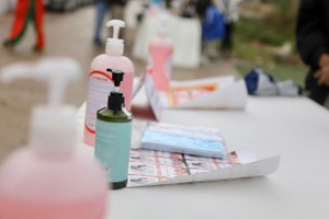 Khẩu trang cũng được gia đình Duy Mạnh chuẩn bị sẵn để khách mời tự lấy khi vào tham dự tiệc cưới.