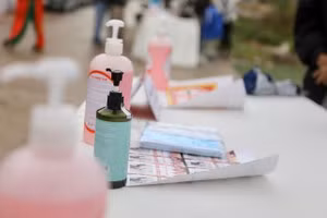 Khẩu trang cũng được gia đình Duy Mạnh chuẩn bị sẵn để khách mời tự lấy khi vào tham dự tiệc cưới.