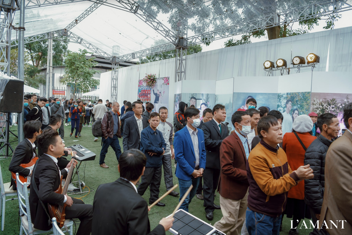 Theo đó, mỗi khách mời đến tham dự đám cưới đều được gia đình Duy Mạnh gửi tặng một chiếc khẩu trang phòng dịch. Vì số lượng khách mời tới đám cưới là cực kỳ đông nên việc phòng dịch được bên nhà chú rể chú trọng.