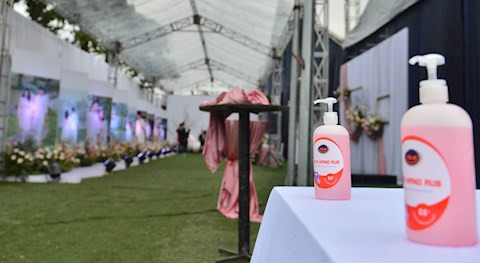 Những lọ dung dịch rửa tay được đặt ngay ngắn trước lối vào.