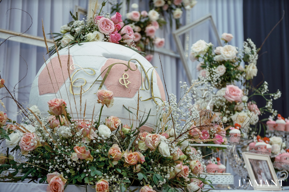 Không gian tiệc cưới nhà Duy Mạnh được chăm chút vô cùng tỉ mỉ.