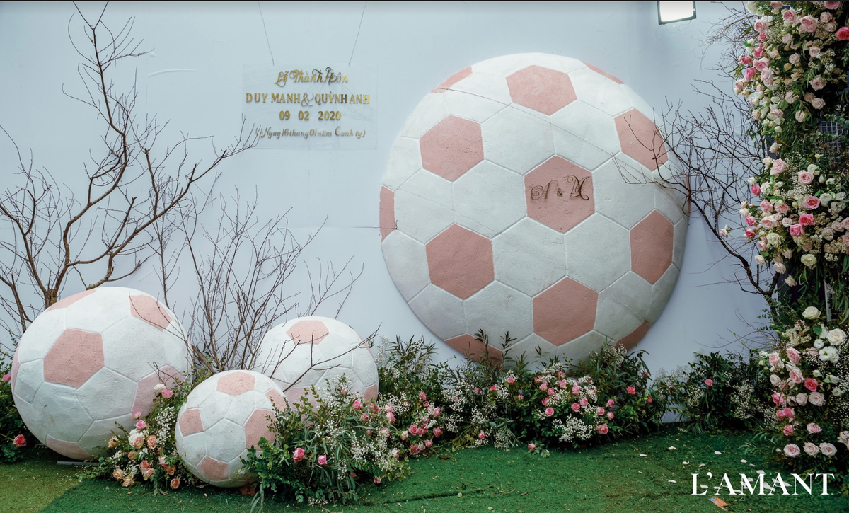 Tông màu chủ đạo của buổi tiệc là trắng và hồng. Toàn bộ hoa tươi được vận chuyển từ Đà Lạt về Hà Nội bằng máy bay.