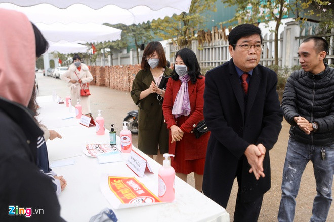 Bố của Xuân Trường cũng tới dự đám cưới trong khi con trai đang điều trị chấn thương tại Hàn Quốc, không thể có mặt. Trước đó nam cầu thủ quê Tuyên Quang đã làm một clip chúc mừng hạnh phúc vợ chồng Duy Mạnh. Ảnh: Zing.