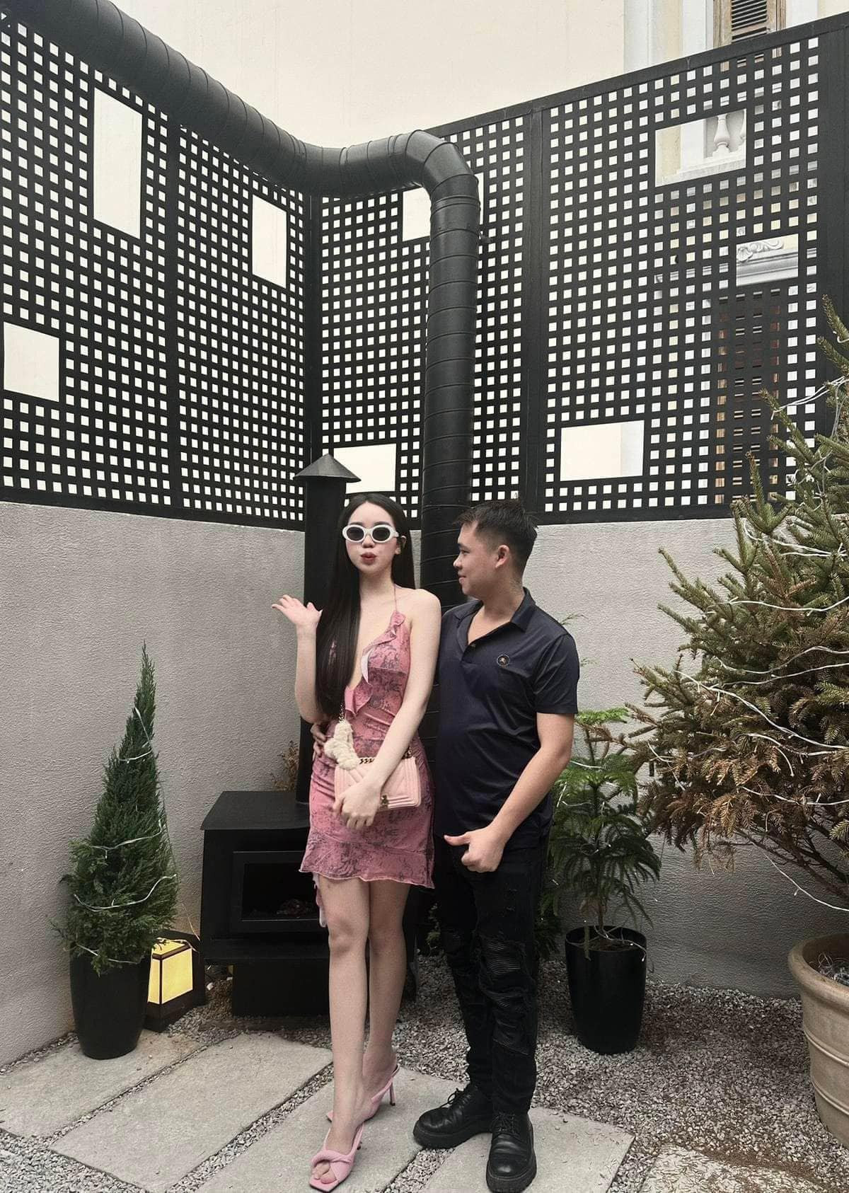 Hầu hết ai cũng trầm trồ trước nhan sắc của cô vợ và chúc mừng anh chồng vì đã lấy được cô gái xinh đẹp: "Chị vợ xinh quá chừng, anh chồng may mắn thật", "Ui xin tip cua được vợ xinh như thế", "đúng là hình ảnh người vợ là bộ mặt của người chồng, nhìn thế này ai cũng nghĩ anh kia là đại gia".