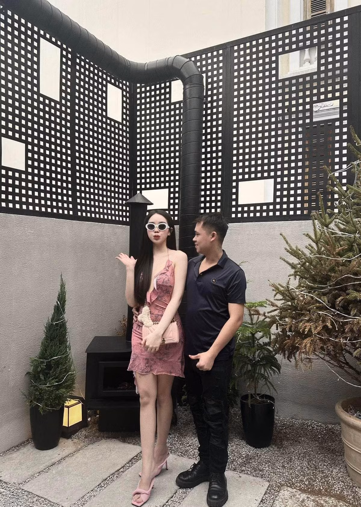 Hầu hết ai cũng trầm trồ trước nhan sắc của cô vợ và chúc mừng anh chồng vì đã lấy được cô gái xinh đẹp: "Chị vợ xinh quá chừng, anh chồng may mắn thật", "Ui xin tip cua được vợ xinh như thế", "đúng là hình ảnh người vợ là bộ mặt của người chồng, nhìn thế này ai cũng nghĩ anh kia là đại gia".